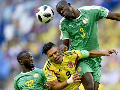Pemain Kolombia, Radamel Falcao (tengah) berusaha menyundul bola dari kawalan dua pemain Senegal pada laga terakhir grup H di Samara Arena, Samara, Rusia, (28/6/2018). Kolombia menang 1-0. (AP/Martin Meissner)