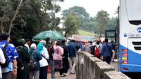 Kondisi halte TransJakarta di exit tol Sawangan. (Liputan6.com/Dicky Agung Prihanto)
