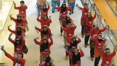 Ribuan orang menari di Grand Indonesia, Jakarta Pusat, Minggu (23/11/2014). (Liputan6.com/Herman Zakharia)