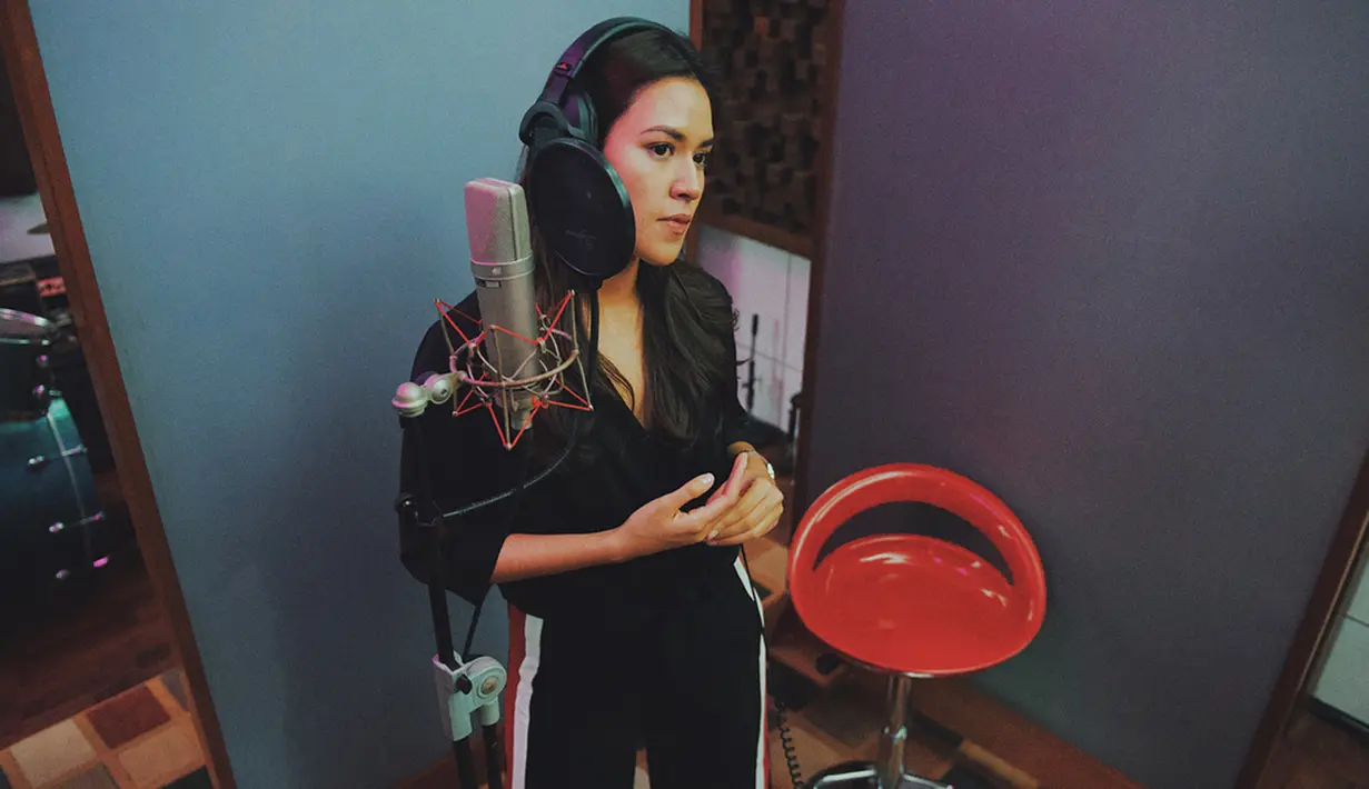 Gaya santai Raisa juga terlihat saat dirinya tengah melakukan rekaman lagu. Ia terlihat menggunakan busana yang didominasi dengan warna hitam. Bahkan makup yang digunakan pun terlihat sederhana dan minimalis. (Liputan6.com/IG/@raisa6690)