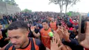 Kehadiran Jakmania di Training Ground Persija tersebut sebagai bentuk motivasi dan tradisi yang sudah dilakukan sejak beberapa musim terakhir jika akan berhadapan dengan Persib. Tampak dalam foto, pendukung Persija Jakarta atau The Jakmania menyambut pemain yang akan berlatih di Persija Training Ground, Bojong Sari, Depok, Jawa Barat, Jumat (9/1/2026). (Bola.com/M Iqbal Ichsan)