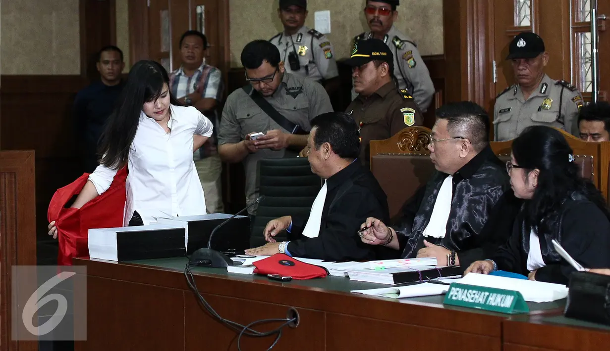  Terdakwa kasus pembunuhan Wayan Mirna Salihin, Jessica Kumala Wongso melepaskan rompi tahanan sebelum menjalani persidangan lanjutan dengan agenda pemeriksaan saksi di Pengadilan Negeri Jakarta Pusat, Selasa (12/7). (Liputan6.com/Faizal Fanani)
