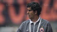 Pelatih Persija, Stefano Teco, mengamati anak asuhnya saat melawan Borneo FC pada laga Liga 1 di Stadion Patriot Bekasi, Jawa Barat, Minggu (16/7/2017). Persija menang 1-0 atas Borneo FC. (Bola.com/Vitalis Yogi Trisna)