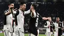 Para pemain Juventus merayakan gol yang dicetak Cristiano Ronaldo ke gawang Bologna pada laga Serie A Italia di Stadion Juventus, Turin, Sabtu (19/10). Juventus menang 2-1 atas Bologna. (AFP/Marco Bertorello)