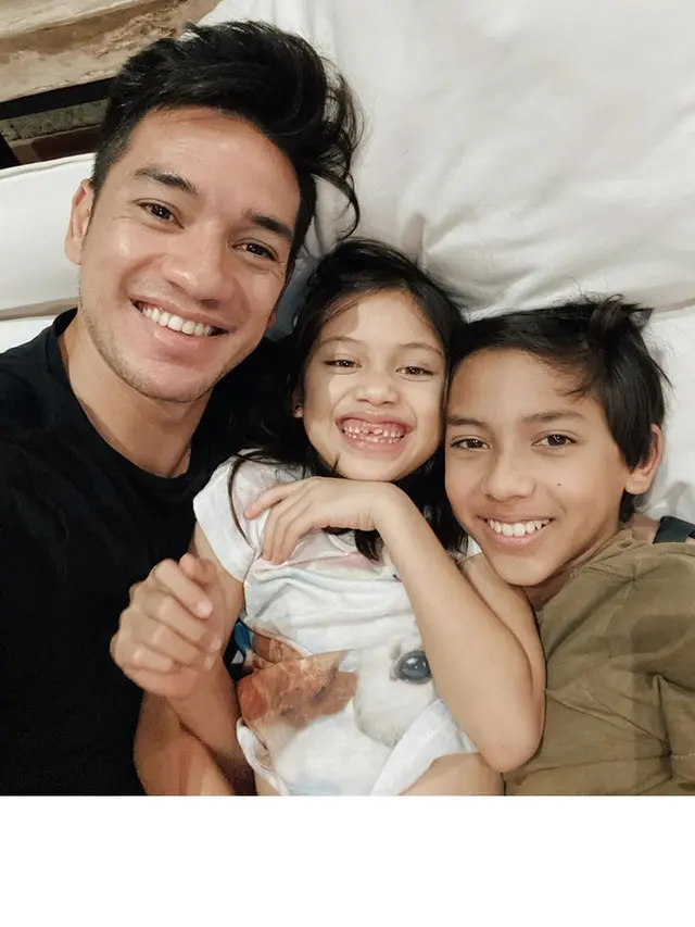 Ditinggal Nana Mirdad Liburan, Ini 7 Momen Andrew White saat Asuh Anak