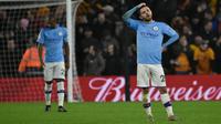 Pemain Manchester City Bernardo Silva memegang kepalanya setelah pemain Wolverhampton Wanderers Matt Doherty membobol gawang timnya pada pertandingan Liga Inggris di Molineux Stadium, Wolverhampton, Inggris, Jumat (27/12/2019). Manchester City kalah 2-3. (AP Photo/Rui Vieira)