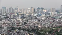 Deretan rumah yang berdempetan dengan padat terlihat dari kawasan Jembatan Besi, Jakarta, 5 Juni 2016. Tingkat kepadatan penduduk yang tinggi memicu berbagai permasalahan, dari tata ruang, kemiskinan hingga kriminalitas. (Liputan6.com/Faizal Fanani)