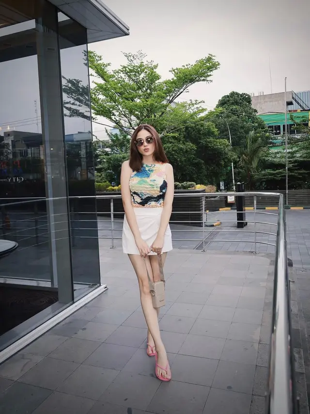 Tanktop dan Sandal Jepit