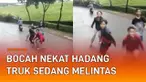 Aksi sekumpulan bocah nekat hadang truk yang sedang melintas mengundang perhatian
