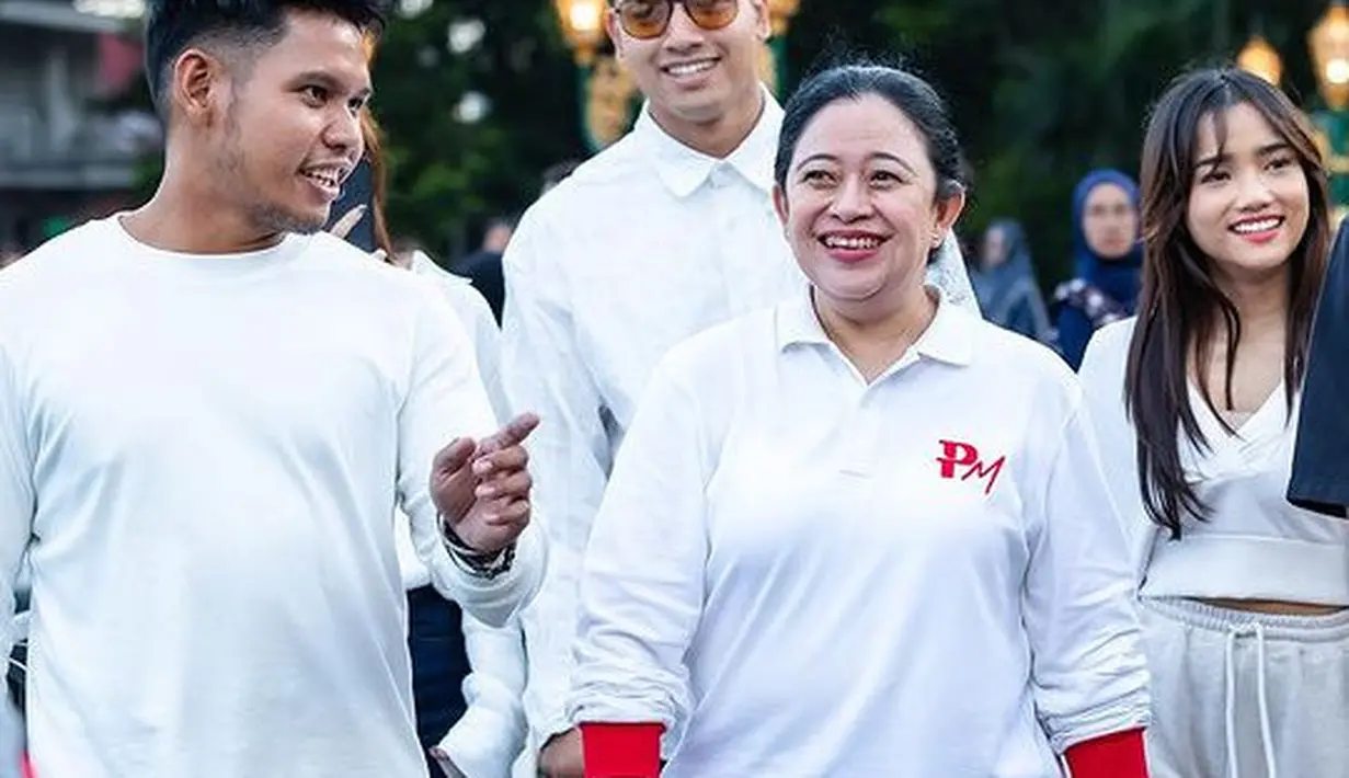 Saat itu, saat berjalan-jalan santai dengan Puan Maharani dan Diah Pikatan, Fuji tampil santai kasual. Ia mengenakan atasan putih crop top kerah v neck lengan panjang dari Oysho seharga Rp799 ribuan  [@puanmaharaniri]