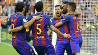 Para pemain Barcelona merayakan gol yang dicetak Lionel Messi ke gawang Valencia pada laga La Liga di Stadion Mestalla, Spanyol, Sabtu (22/10/2016). Barcelona menang 3-2 atas Valencia. (AFP/Jose Jordan)
