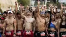 Pelari berbaris di garis start hanya dengan mengenakan pakaian dalam mereka saat The "Underpants Run" di Manila, Filipina, 8 April 2018. Kegiatan ini mengingatkan masyarakat akan pentingnya menghargai bentuk tubuh setiap orang. (NOEL CELIS / AFP)