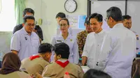 Wakil Presiden (Wapres) Terpilih Gibran Rakabuming Raka saat hadir dalam uji coba makan bergizi gratis di SMAN 70 Jakarta Selatan. (Foto: Dokumentasi Pemprov Jakarta).