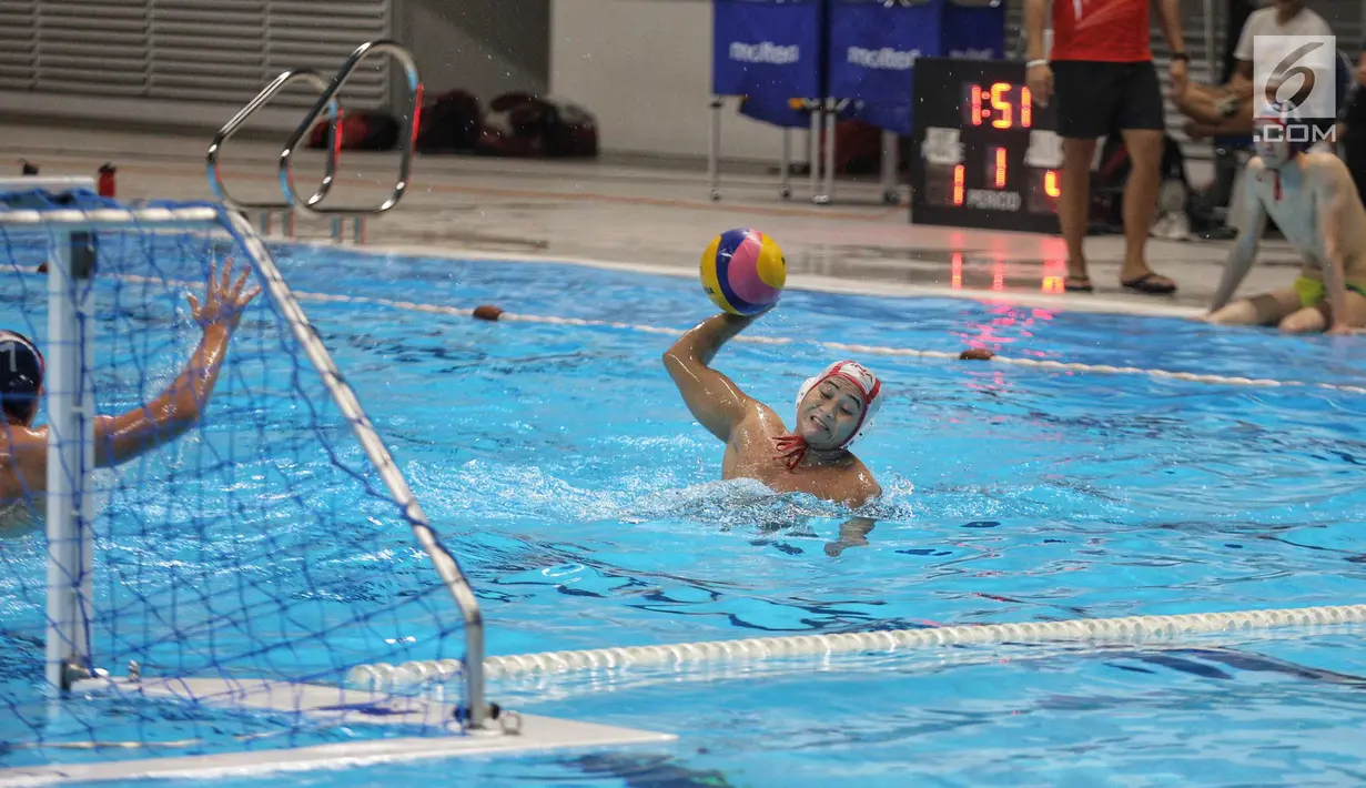 Atlet polo air putra Indonesia saat uji coba melawan tim Serbia di kolam Stadion Akuatik GBK, Jakarta, Rabu (11/7). Selain tanding, para pemain Serbia mengajarkan teknik dan skill kepada tim polo air Indonesia. (Liputan6.com/Faizal Fanani)