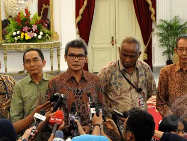 Presiden Joko Widodo menerima lima pimpinan KPK Taufiqurrahman Ruki (kedua dari kanan) bersama Indriyanto Senoadji, Johan Budi SP, Zulkarnaen dan Adnan Pandu Praja di Istana Merdeka, Jakarta Jumat (27/2/2015). (Liputan6.com/Faizal Fanani