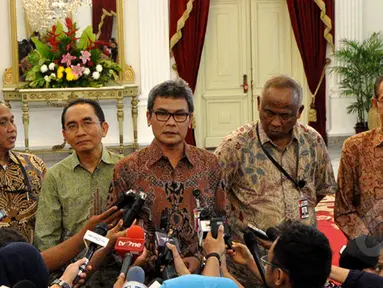 Presiden Joko Widodo menerima lima pimpinan KPK Taufiqurrahman Ruki (kedua dari kanan) bersama Indriyanto Senoadji, Johan Budi SP, Zulkarnaen dan Adnan Pandu Praja di Istana Merdeka, Jakarta Jumat (27/2/2015). (Liputan6.com/Faizal Fanani