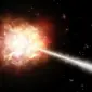 Ilustrasi semburan sinar gamma (gamma-ray burst, GRB) dari suatu supernova yang sedang akan mati. (Sumber Wikimedia Commons)