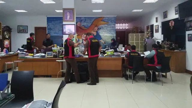 Tim Pidsus Kejati Sulsel saat menggeledah Kantor Jentang, buronan dugaan korupsi penyewaan lahan negara Buloa Makassar (Liputan6.com/ Eka Hakim)
