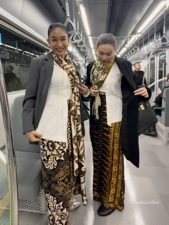 Happy Salma dan Ariel Tatum di Jepang. [@arieltatum]