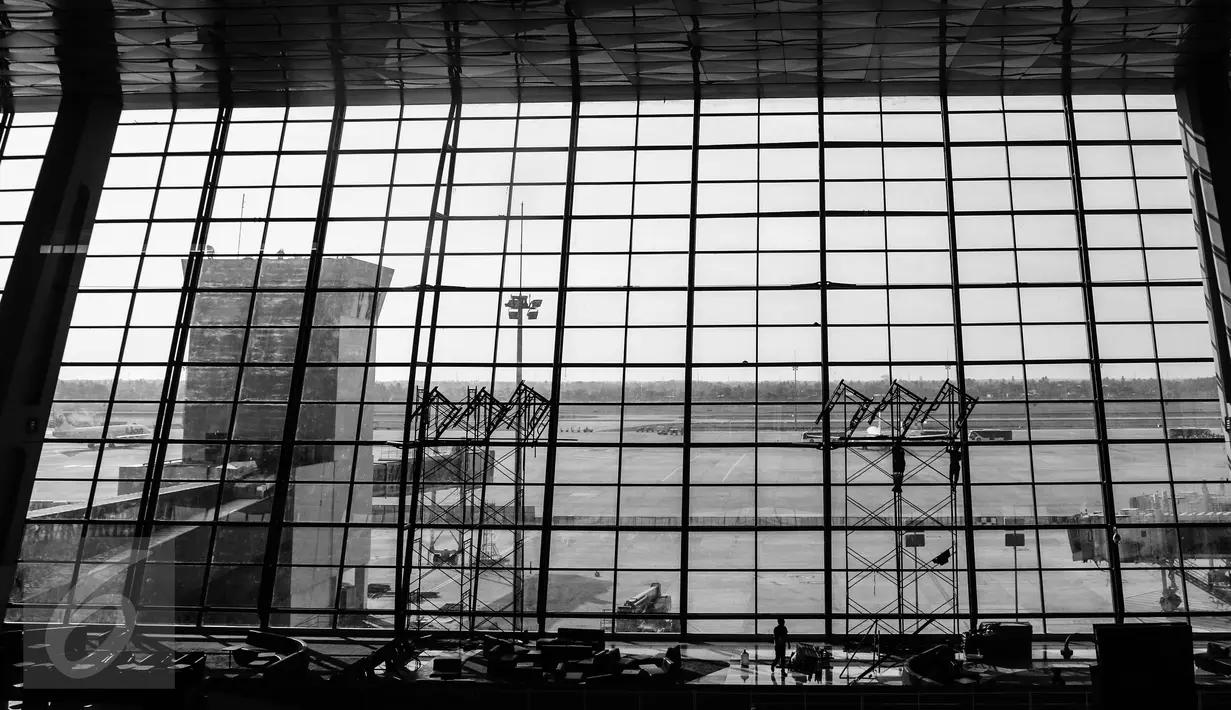 Lapangan parkir pesawat dari ruang tunggu Terminal 3 Ultimate Bandara Soekarno-Hatta, Cengkareng, Tangerang, Banten, Minggu (24/7). Ruang tunggu yang nyaman membuat penumpang betah berlama-lama sebelum terbang dengan pesawat. (Liputan6.com/Fery Pradolo)