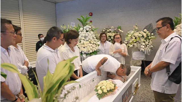 Pesan Perpisahan Gading Marten Di Makam Ibunda
