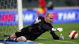Tercatat, pria berpaspor Italia itu terakhir kali merumput di Liga Italia ketika usianya 44 tahun 38 hari. Hal tersebut terjadi pada 11 Mei 2008 kala dirinya berseragam Lazio. (Foto: AFP/Filippo Monteforte)