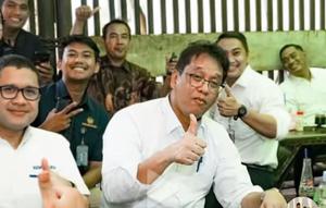 Menteri Keuangan (Menkeu) Purbaya Yudhi Sadewa membagikan momen makan bersama dengan anak buahnya di warung tenda di sebelah kantor Danantara. (Sumber: TikTok Purbaya Yudhi Sadewa)