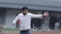 Pelatih Semen Padang, Nil Maizar, mengamati permainan anak asuhnya saat laga melawan Bhayangkara FC di Stadion Patriot, Bekasi, Sabtu (20/05/2017). Bhayangkara FC menang 1-0. (Bola.com/M Iqbal Ichsan)