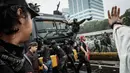 Massa pengunjuk rasa mempertanyakan gaji dan kenaikan tunjangan anggota DPR yang melebihi Rp100 juta per bulannya. (YASUYOSHI CHIBA/AFP)