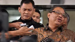 Menkop dan UKM AA Gede Ngurah Puspayoga memberikan keterangan pers usai menyerahkan laporan harta kekayaan penyelenggara negara (LHKPN) kepada KPK, Jakarta, Senin (10/11/2014) (Liputan6.com/MIftahul Hayat)