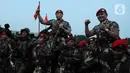 Komandan Jenderal Kopassus yang baru Mayjen TNI Deddy Suryadi (kiri) bersama Mayjen TNI Iwan Setiawan setelah usai acara serah terima jabatan di depan lapangan Mako Kopassus, Cijantung, Jakarta, Jumat (28/4/2023). (merdeka.com/Imam Buhori)