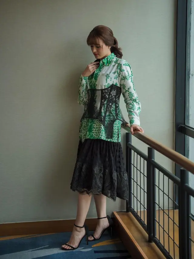 Kemeja Batik dan Korset