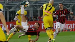 Aksi gelandang AC Milan, Giacomo Bonaventura saat bertanding melawan Udinese pada lanjutan Liga Serie A Italia di stadion San Siro, Milan, (17/9). AC Milan menang atas Udinese 2-1. (AP Photo/Luca Bruno)