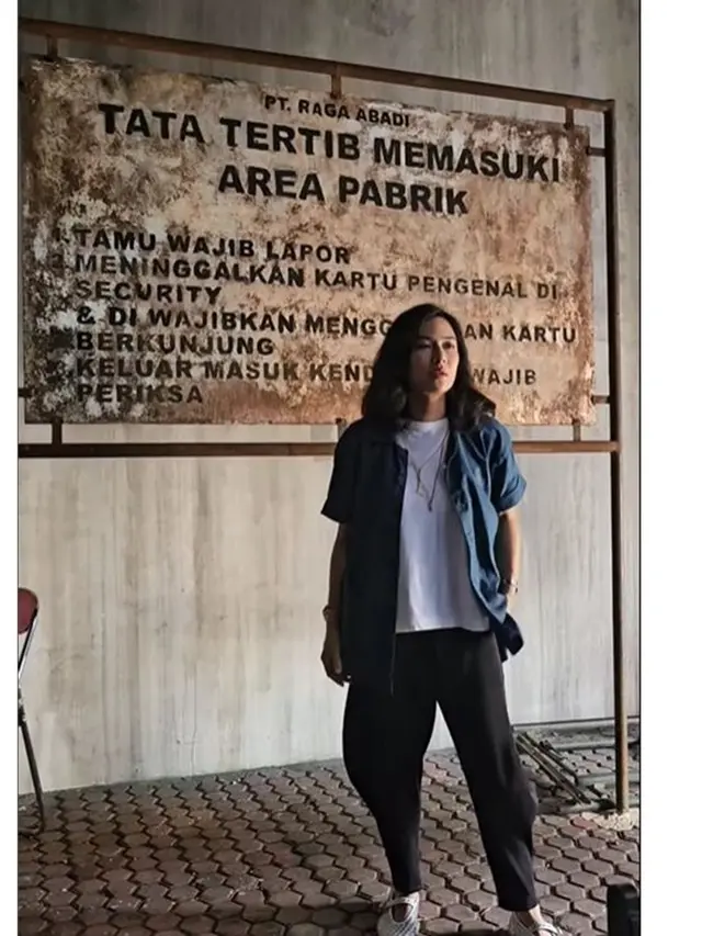 6 Potret Dian Sastrowardoyo Jadi Produser Eksekutif Film Monster Pabrik Rambut