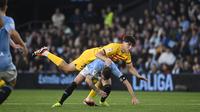 Bek muda Barcelona, Pau Cubarsi (kuning) tampil apik di musim 2023/2024. (AFP/Miguel Riopa)