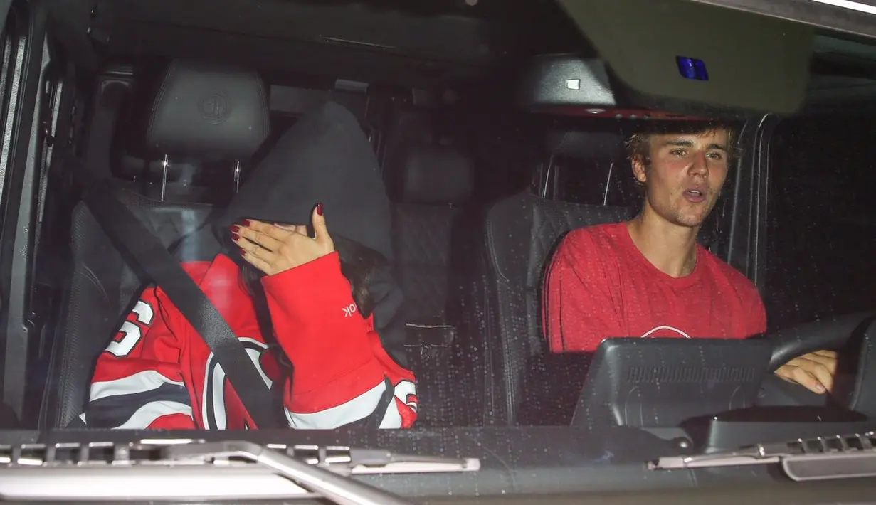 16 November Selena terlihat hadir di pertandingan hockey dan meberikan semangat untuk Justin Bieber. (twitter/SelenaHQ)
