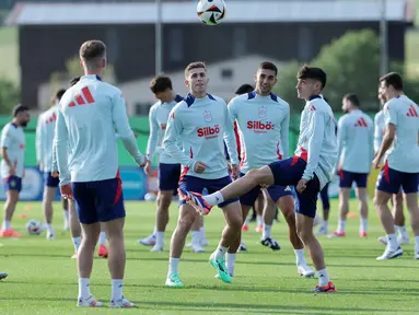 Gelandang Spanyol Pedri menguasai bola saat sesi Latihan menjelang turnamen EURO 2024, di Donaueschingen, Senin (10/6/2024). (LLUIS GENE / AFP)