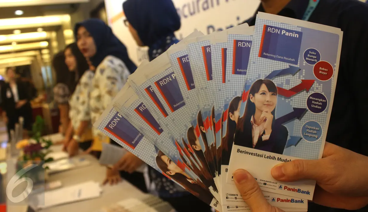 Karyawan menujukan brosur saat peluncuran bank administrator RDN Bank Panin di Bursa Efek Indonesia, Jakarta, Rabu (5/4). Dengan bergabungnya Panin Bank, jumlah bank administrator RDN saat ini menjadi 12 bank. (Liputan6.com/Angga Yuniar)