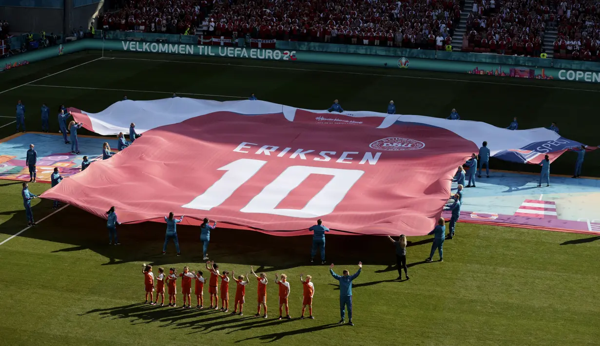 Ada momen menarik pada laga Denmark kontra Belgia pada pertandingan kedua Grup B Piala Eropa 2020. Jersey Christian Eriksen berukuran raksasa dibentangkan di tengah lapangan pada laga tersebut. (Hannah McKay/Pool via AP)