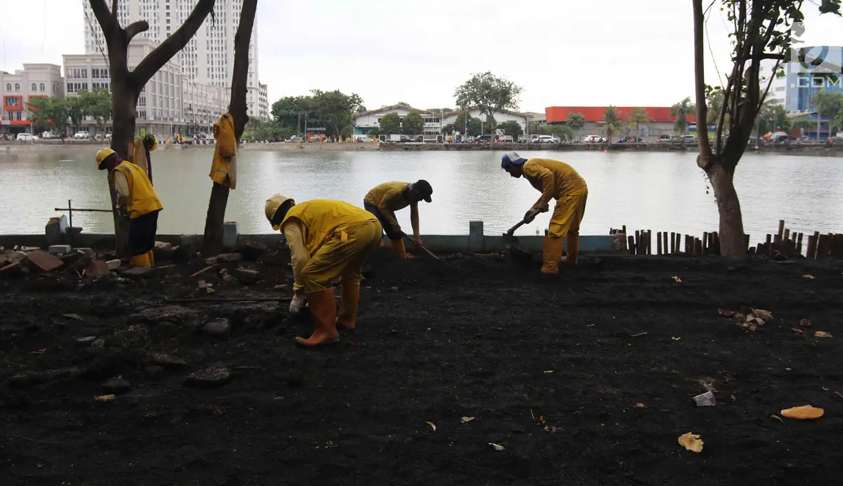 Petugas gabungan menyelesaikan penataan Danau Sunter, Jakarta Utara, Senin (19/2). Progres penataan Danau Sunter telah mencapai 70 persen dan menargetkan penataan rampung sebelum pelaksanaan Festival Danau Sunter. (Liputan6.com/Arya Manggala)