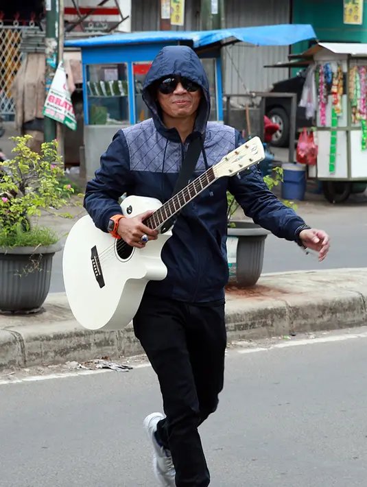 Pengalaman tak terlupakan Januarisman alias Aris Idol saat ngamen di daerah Galaxy, Bekasi Selatan, Jumat (15/1). (Deki Prayoga/Bintang.com)