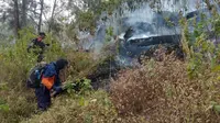 Tim pemadam saat berupaya memadamkan api kebakaran di Gunung Arjuno pada 29 September 2019 (Dok BPBD Kota Batu)