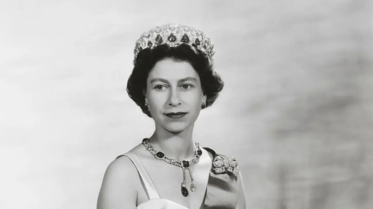 Pameran Mode Terbesar Memerlihatkan Koleksi Busana Ratu Elizabeth II