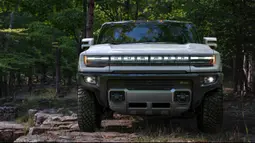 Desain yang tangguh dan futuristik terlihat pada bagian depannya. Mobil ini memiliki Headlamp yang sudah full LED. Headlamp ini berbentuk memanjang secara horizontal dengan embosss logo Hummer pada bagian tengahnya. Adapun bemper besar yang diberi warna hitam memberikan kesan tangguh. Mobil ini dibekali mesin listrik yang menghasilkan tenaga hingga 1000hp untuk varian pickup dan 830hp untuk varian SUV dan memiliki jarak tempuh hinga 350 mil. (Source: gmc.com)
