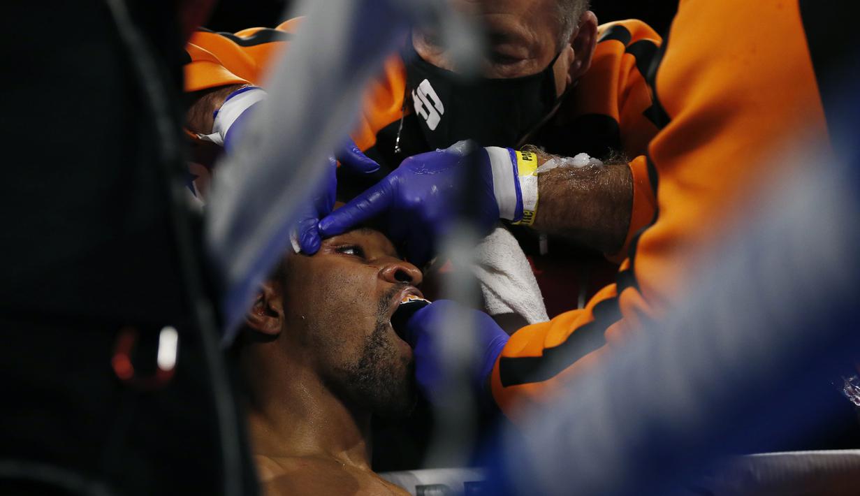 Shawn Porter beristirahat saat melawan Terence Crawford pada pertandingan tinju perebutan gelar juara dunia kelas welter WBO di Las Vegas, Amerika Serikat, 20 November 2021. Terence Crawford menang TKO pada ronde 10. (AP Photo/Chase Stevens)