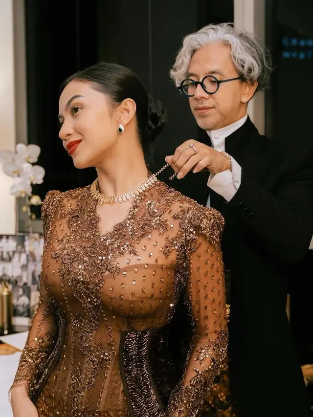 Ariel Tatum Merias Wajahnya Sendiri dengan Gaya Makeup Flawless Glam. [@didietmaulana]