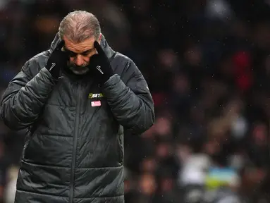 Pelatih Tottenham Hotspur, Ange Postecoglou, tak mampu menutupi kekecewaan setelah anak asuhnya kembali telan kekalahan di lanjutan Liga Inggris 2024-2025. (Mike Egerton/PA via AP)