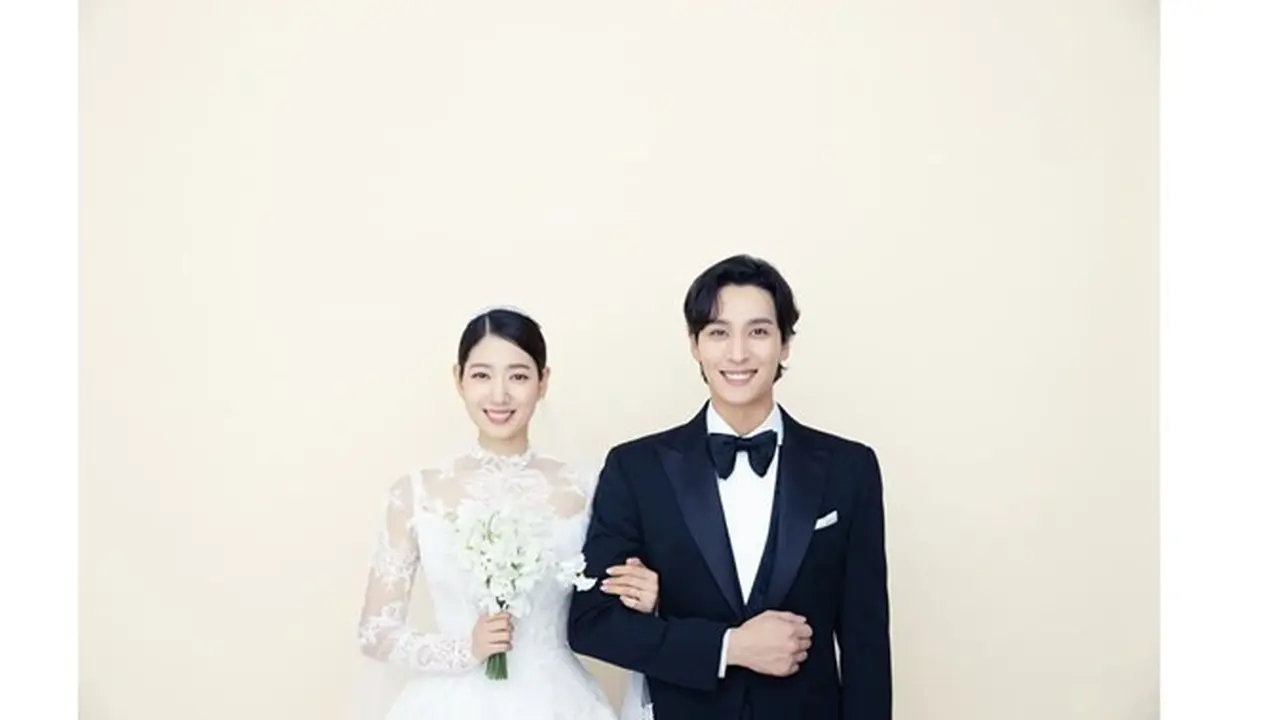 10 Potret Pernikahan Park Shin Hye dan Choi Tae Joon, Penuh Bahagia