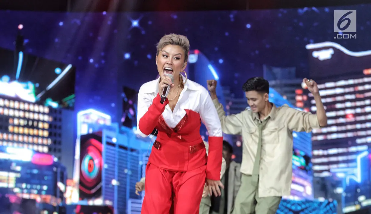 Aksi Agnez Mo saat tampil dalam malam puncak HUT ke-28 SCTV di ICE BSD, Tangerang, Banten, Jumat (24/8). Tema yang diusung dalam Hut ke-28 SCTV adalah The Greatest Celebration. (Liputan6.com/Faizal Fanani)