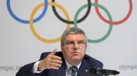 Thomas Bach selaku International Olympic Committee President sedang berbicara tentang situasi doping Rusia. Sumber : cheatsheet.com.